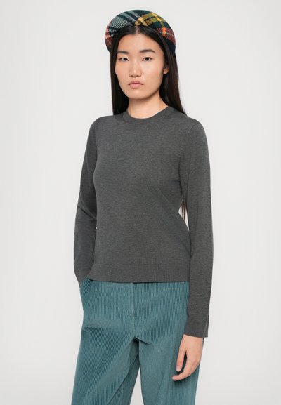 Pulover gri cu mâneci lungi, cu guler rotund, manșete și tiv cu dantelă. Asortat cu pantaloni din catifea de culoare teal. Textură netedă, design casual.