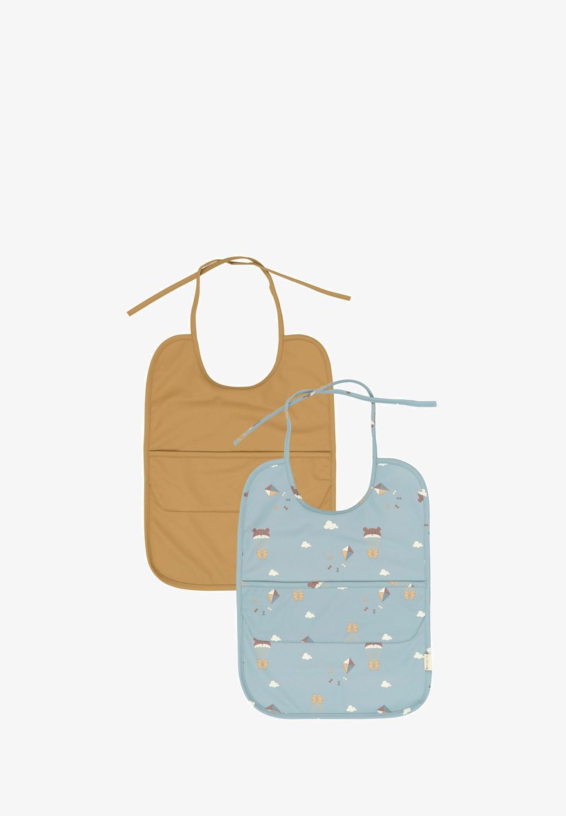 Deux bavoirs : un beige, à texture lisse, et un bleu clair avec un motif d'ours et de cerfs-volants, tous deux avec des attaches à nouer.