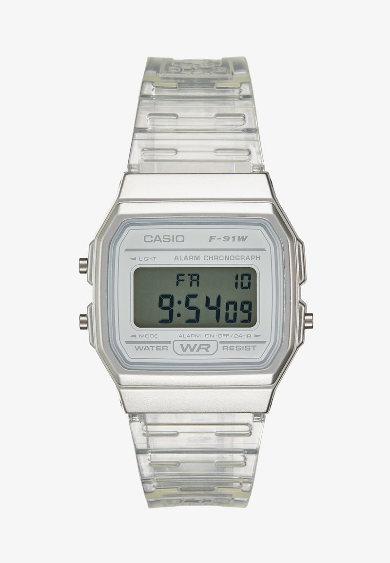 Montre numérique avec un bracelet en plastique transparent, un boîtier en métal argenté et un cadran rectangulaire affichant l'heure, l'alarme et des caractéristiques de résistance à l'eau.