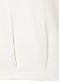 Helles Creme-farbenes, gefaltetes Material mit glatter Textur, das einen geraden Saum und subtile Nähdetails an der unteren Naht aufweist.