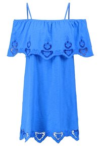 Robe bleue asymétrique avec dentelle, présentant un design superposé et de fines bretelles spaghetti, fabriquée en tissu léger.