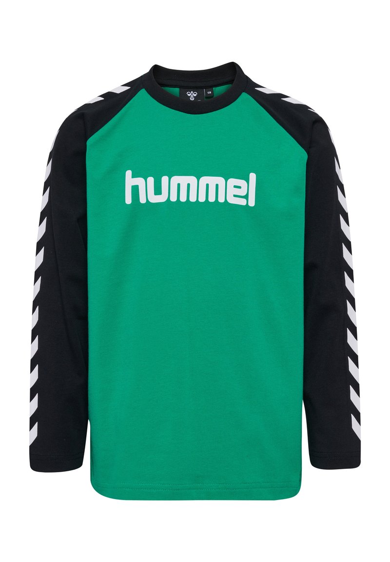Grünes Langarm-T-Shirt mit schwarzen Raglanärmeln, das ein weißes "hummel"-Logo und ein diagonales weißes Streifenmuster auf den Ärmeln zeigt.