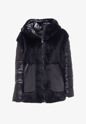 Sort jakke med faux fur-krop og shiny pufferærmer. Den inkluderer hætte, frontlynlås og sidelommer.
