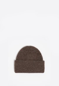 Brązowa dziergana czapka beanie w prążkowanym wzorze, wykonana z miękkiej wełny, z zagiętą mankietą i zaokrąglonym szczytem dla ciepła.