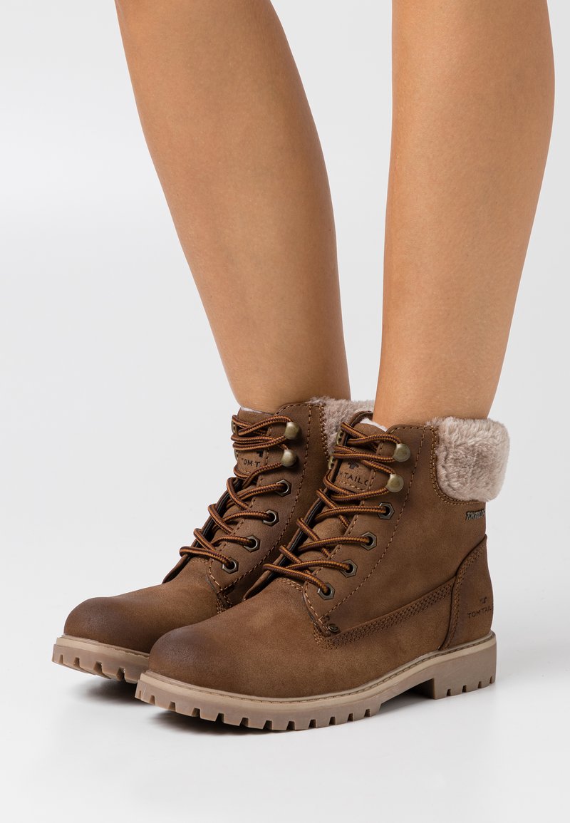 Damen Ankle Boots | TOM TAILOR Schnürstiefelette whisky/braun - OJ37946 Damen Ankle Boots | TOM TAILOR Schnürstiefelette whisky/braun - OJ37946