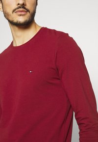 Tommy Hilfiger STRETCH SLIM FIT - Camisola de manga comprida - rouge