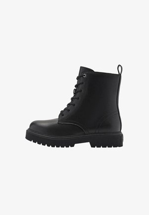 Zwarte leren vetercombatlaars met dikke geribbelde zool en trekband aan de achterkant, getoond in zijaanzicht op een witte achtergrond.