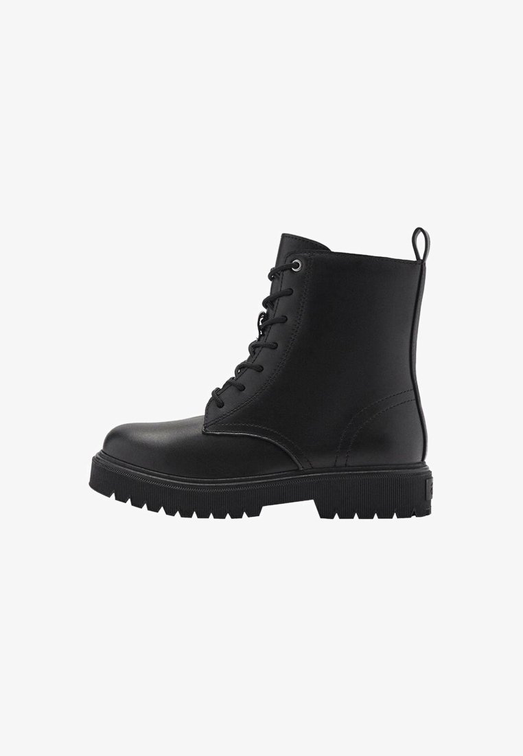 Botte de combat en cuir noir à lacets avec semelle épaisse crantée et languette à l'arrière, vue de profil sur fond blanc.