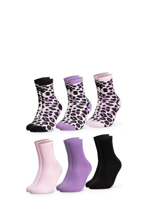 Sechs Paar Knöchelsocken gezeigt, drei mit schwarzem und violettem Leopardenmuster, drei einfarbig in Pink, Violett und Schwarz.