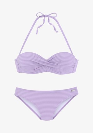 Zestaw bikini w lawendowym kolorze z prążkowaną teksturą. Top bandeau ma skręconą konstrukcję i związania na szyi; majtki mają prosty krój z akcentem w postaci logo.