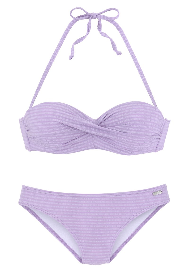 Set di bikini lavanda con texture a righe. Il top bandeau ha un design a torsione e lacci per il collo; i calzoni presentano un taglio semplice con un logo in evidenza.