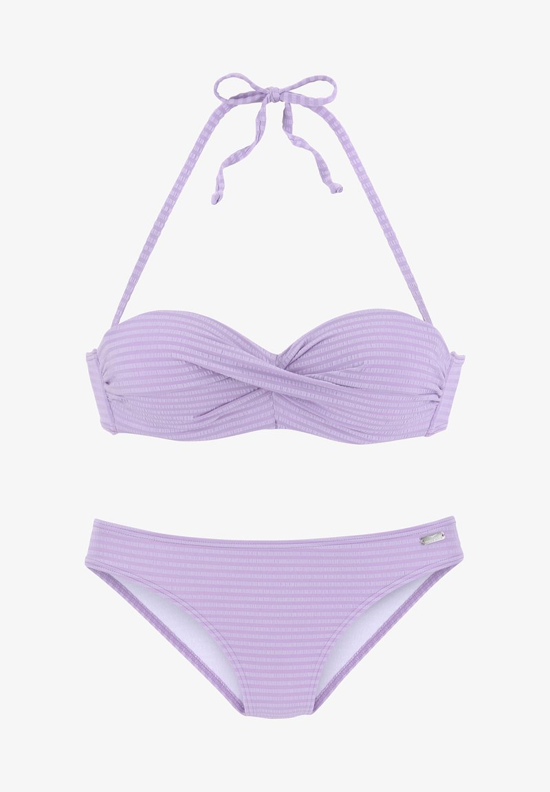 Súprava bikín v levanduľovej farbe so pruhovanou textúrou. Top bandeau má prevedenie s twist dizajnom a viazanie za krkom; spodný diel má jednoduchý strih s akcentovaným logom.