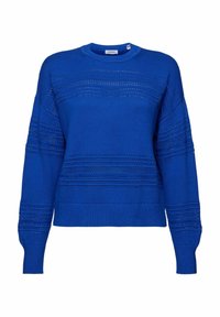 Blauer Strickpullover mit rundem Ausschnitt, langen Ärmeln und strukturierten Streifen mit offener Webstruktur über der Brust und an den Ärmeln.