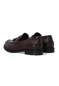 Brune læder loafers med en glat overflade, rund tå, dekorative detaljer og en struktureret sort gummisål for greb og holdbarhed.