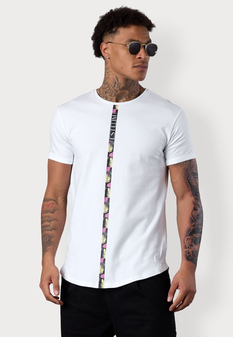 Weißes T-Shirt mit kurzen Ärmeln, das mit einem vertikalen schwarzen Abschluss mit floralen Mustern versehen ist. Weicher Stoff mit Rundhalsausschnitt und lässiger Passform.