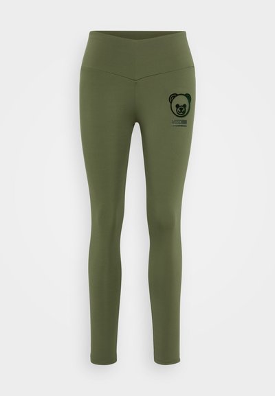 Leggings verde-oliva com uma cintura elástica, textura suave e um gráfico de um urso preto com texto da marca no canto inferior esquerdo.