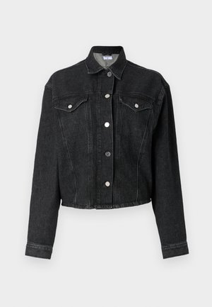 Zwarte denimjacket met een kraag, sluiting met voormelkknopen, twee borstzakken en lange mouwen. Heeft zichtbare stiksels en een cropped ontwerp.