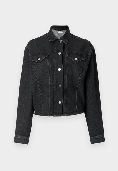 Chaqueta de mezclilla negra con cuello, cierre de botones en la parte delantera, dos bolsillos en el pecho y mangas largas. Presenta costuras visibles y un diseño corto.