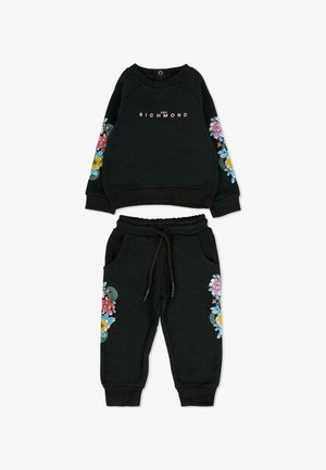 Czarna bluza z logo „RICHMOND”, kwiatowy haft na rękawach; dopasowane joggery z kwiatowymi akcentami, elastyczny pasek i kieszenie boczne.