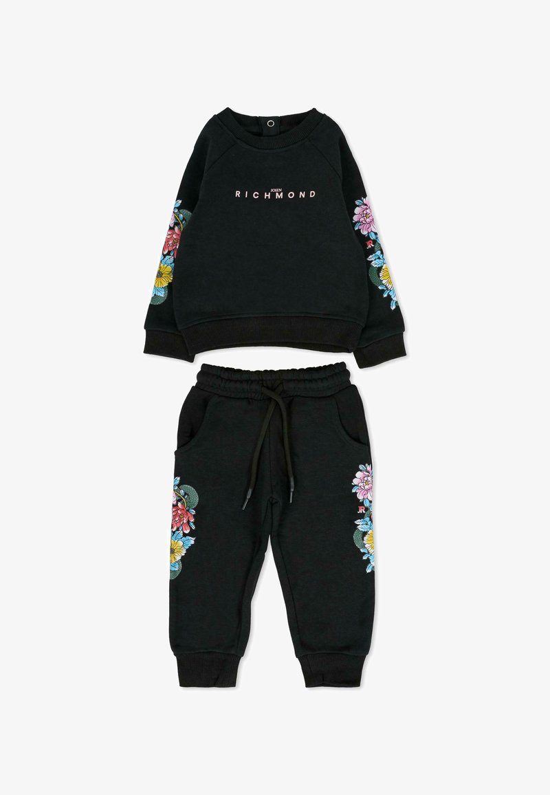 Zwarte sweatshirt met "RICHMOND" logo, bloemenborduursel op de mouwen; bijpassende joggers met bloemenaccenten, een trekkoord in de taille en zijzakken.