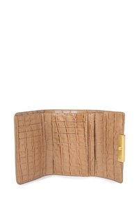 Portafoglio beige in rilievo effetto coccodrillo con una texture liscia, dotato di diverse fessure per carte e un accento in tono oro sulla chiusura.