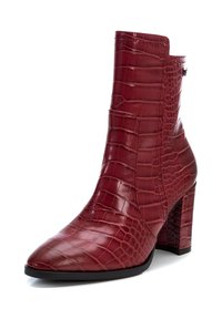 Botín de tobillo de imitación de cocodrilo rojo con punta afilada y tacón grueso. Presenta un patrón texturizado y cremallera lateral para un fácil uso.