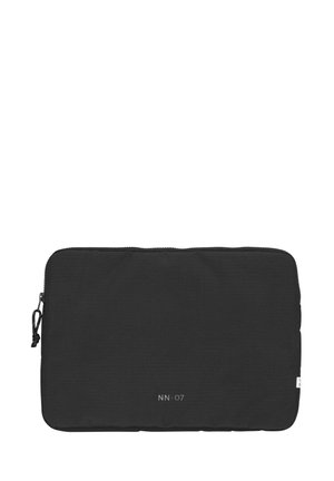 Pochette rectangulaire noire à fermeture éclair avec languette en tissu, logo discret "NN·07" centré près du bord inférieur.