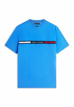 Camiseta de manga corta con cuello redondo en azul brillante, con una franja horizontal del logo de Tommy Hilfiger en blanco, azul marino y rojo a lo largo del pecho.