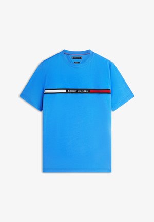 Jasnoniebieska koszulka z krótkim rękawem i okrągłym dekoltem, z poziomym paskiem logo Tommy Hilfiger w kolorach białym, granatowym i czerwonym na wysokości klatki piersiowej.