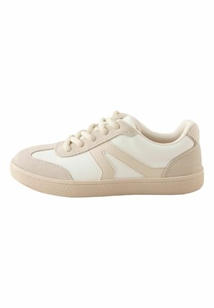 Beige und weiße Sneaker mit niedrigem Schaft, Schnürverschluss und strukturiertem Gummisohle, dargestellt vor weißem Hintergrund.