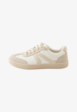 Beżowo-biały niski sneaker z sznurowanym zamknięciem i teksturowaną gumową podeszwą, pokazany na białym tle.