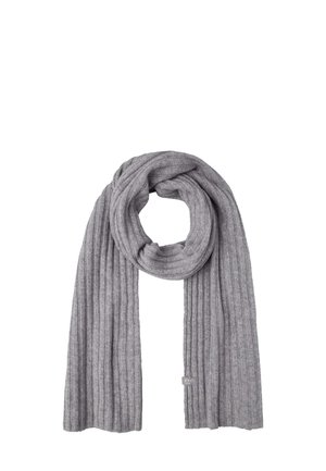 Grå ribbet tørklæde lavet af blødt stof, med et snoet design. Enkel tekstur og et lille mærke i den ene ende.