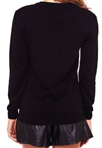 Schwarzer Strickpullover mit langen Ärmeln und rundem Ausschnitt, ausgestattet mit einem gerippten Saum, getragen über einem schwarzen Minirock aus Leder.