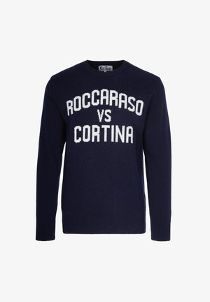 Pullover blu navy con testo bianco che recita "ROCCARASO VS CORTINA", con scollatura rotonda e polsini a costine. Realizzato in tessuto lavorato a maglia.