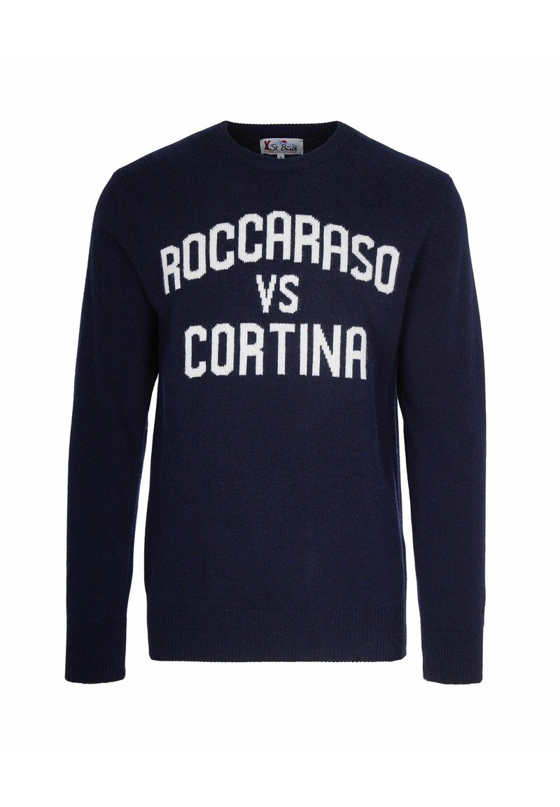 Pullover blu navy con testo bianco che recita "ROCCARASO VS CORTINA", con scollatura rotonda e polsini a costine. Realizzato in tessuto lavorato a maglia.