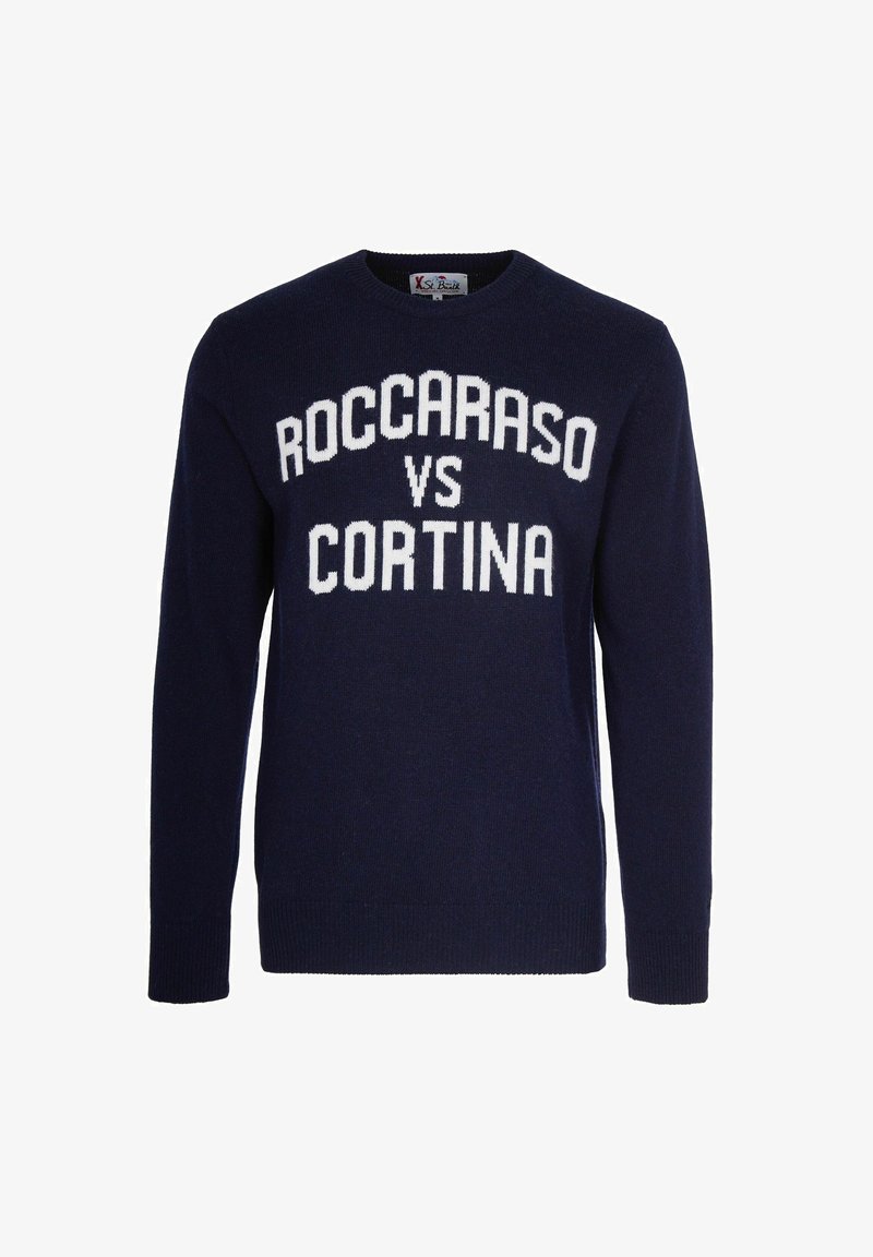 Pullover blu navy con testo bianco che recita "ROCCARASO VS CORTINA", con scollatura rotonda e polsini a costine. Realizzato in tessuto lavorato a maglia.