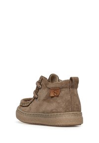 Stivaletti alla caviglia in suede marrone con superficie texture e suola in gomma. Presentano un'etichetta logata in pelle e lacci decorativi sul lato.