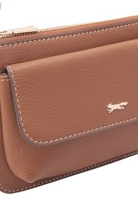 Bruine leren portemonnee met een textuurfinish, voorzien van een flapzak, witte stiksels en een gouden logoaccent aan de voorkant. Met ritssluiting.