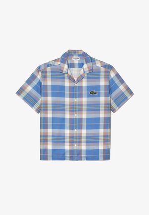 Chemise à manches courtes boutonnée avec motif à carreaux bleu, blanc et beige et logo crocodile vert sur la poitrine.