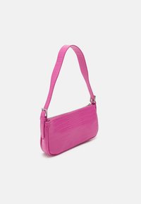 Różowa torebka z tłoczeniem imitującym skórę krokodyla o smukłym kształcie, wyposażona w zamek błyskawiczny i płaski pasek na ramię. Gładka faktura, kompaktowy kształt.