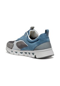Sneaker blu e grigio con un mix di materiali scamosciati e lisci, forma arrotondata, suola testurizzata e linguetta sul tallone.