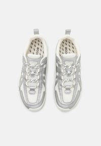 Jasnoszare buty sportowe z siateczkowego i syntetycznego materiału. Okrągły nosek, teksturowane boki, elastyczne sznurowadła oraz logo na wkładce.