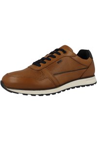 Sneaker en cuir marron avec lacets noirs et design perforé sur le côté, semelle intermédiaire blanche et semelle extérieure en caoutchouc noir texturé.