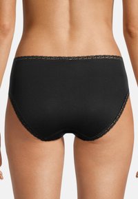 Slip in cotone nero con una texture liscia, dotati di pizzo lungo l'elastico e aperture per le gambe di forma arrotondata per un fit comodo.