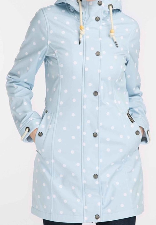 Imperméable à capuche bleu clair avec des pois blancs, fermeture à boutons, poches avant et cordons ajustables avec perles en bois.