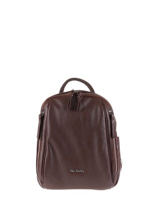Zaino in pelle marrone con manico superiore, chiusura con doppia cerniera, tasche laterali con cerniera e piccolo logo argento sulla parte anteriore.