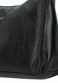 Borsa a spalla in pelle nera con una superficie liscia e testurizzata, caratterizzata da una forma rettangolare e da cuciture sottili lungo i bordi.