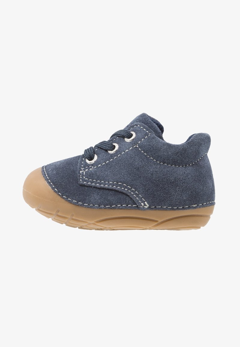 Chaussure pour tout-petit en daim bleu avec semelle en caoutchouc beige et lacets, vue de côté, mettant en valeur les coutures et la texture sur fond blanc.