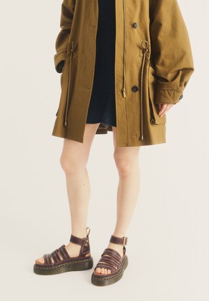 Dr. Martens, CLARISSA QUAD RODEO - Členkové sandále - dark brown
