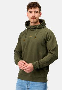 Sudadera verde oliva con un bolsillo canguro, capucha ajustable con cordón y puños acanalados. Presenta un pequeño logo bordado en dorado en el pecho.